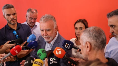 El ministro de Pol&iacute;tica Territorial y Memoria Democr&aacute;tica, &Aacute;ngel V&iacute;ctor Torres atendiendo a medios de comunicaci&oacute;n tras una reuni&oacute;n de la regional socialista de Canarias