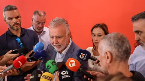 El ministro de Política Territorial y Memoria Democrática, Ángel Víctor Torres atendiendo a medios de comunicación tras una reunión de la regional socialista de Canarias El ministro de Política Territorial y Memoria Democrática, Ángel Víctor Torres atendiendo a medios de comunicación tras una reunión de la regional socialista de Canarias