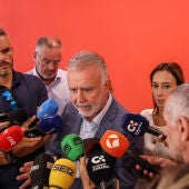 El ministro de Política Territorial y Memoria Democrática, Ángel Víctor Torres atendiendo a medios de comunicación tras una reunión de la regional socialista de Canarias