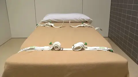 Llit amb corretges en una presó Llit amb corretges en una presó