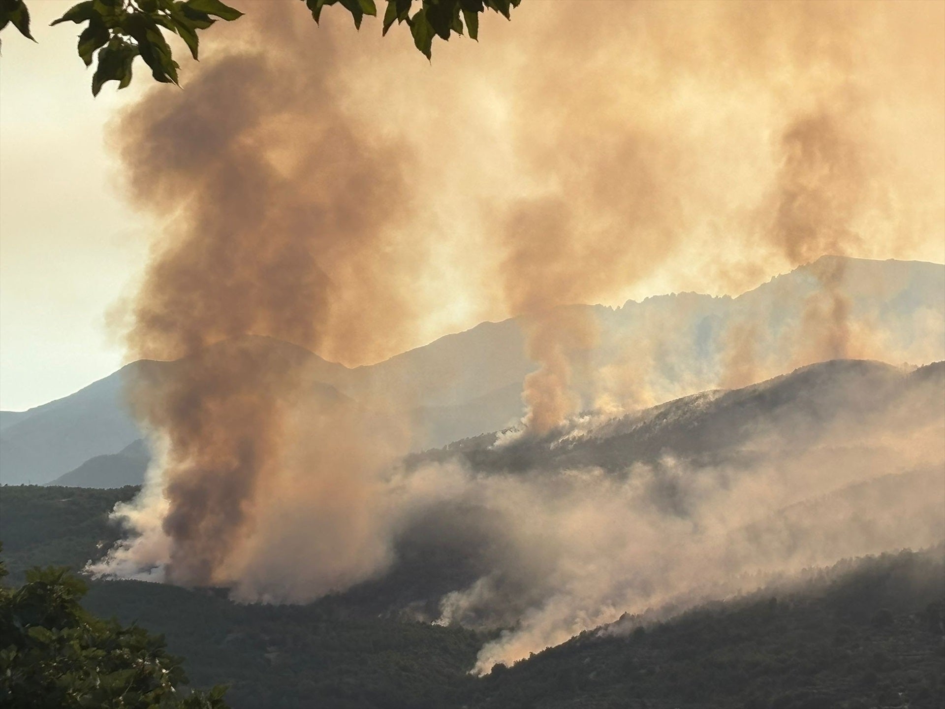 El incendio de Cuevas del Valle (Ávila) se estabiliza en un perímetro de seguridad El incendio de Cuevas del Valle (Ávila) se estabiliza en un perímetro de seguridad