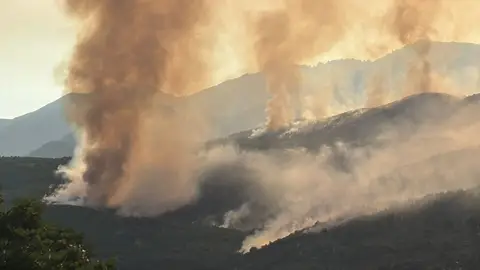 El incendio de Cuevas del Valle (Ávila) se estabiliza en un perímetro de seguridad El incendio de Cuevas del Valle (Ávila) se estabiliza en un perímetro de seguridad