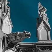 Gárgola demoníaca frente a la catedral Gárgola demoníaca frente a la catedral