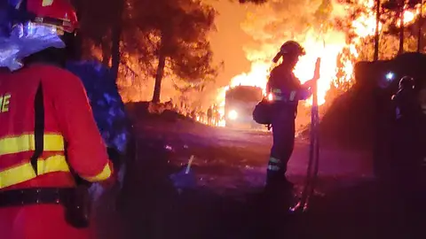 2.600 Hectáreas afectadas, en torno al 70% del perímetro consolidado y evolución "relativamente favorable" para el incendio en Hurdes 2.600 Hectáreas afectadas, en torno al 70% del perímetro consolidado y evolución "relativamente favorable" para el incendio en Hurdes