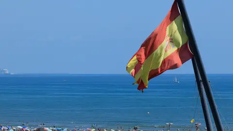 Cientos de personas disfrutan en la playa de la Malvarrosa, en Valencia en una imagen de archivo. Cientos de personas disfrutan en la playa de la Malvarrosa, en Valencia en una imagen de archivo.