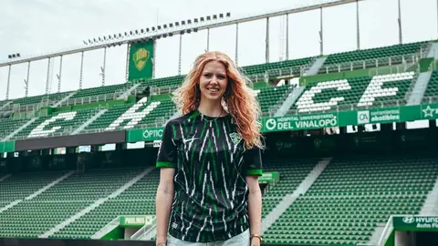 El Elche CF Femenino presenta a su último fichaje, Sara Vijfhuizen. El Elche CF Femenino presenta a su último fichaje, Sara Vijfhuizen.