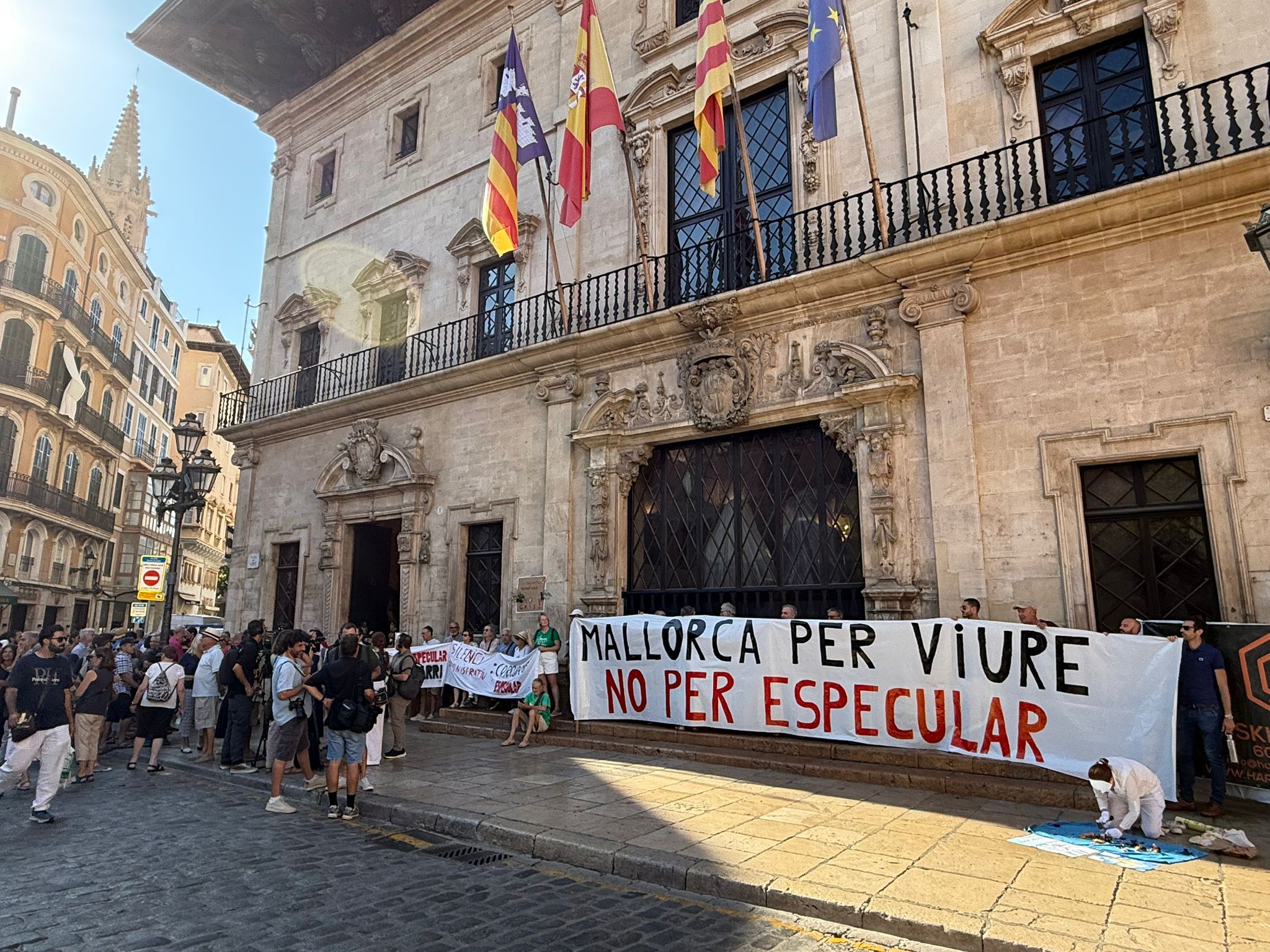 Decenas de personas se concentran en Cort en contra de la ley de obtención del suelo Decenas de personas se concentran en Cort en contra de la ley de obtención del suelo