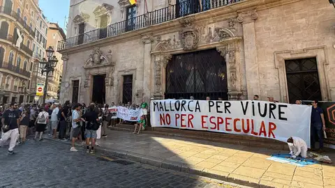 Decenas de personas se concentran en Cort en contra de la ley de obtención del suelo. Decenas de personas se concentran en Cort en contra de la ley de obtención del suelo.