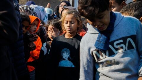 Palestinos intentan conseguir una comida gratis (en un restaurante benéfico) en un campo de desplazados temporales