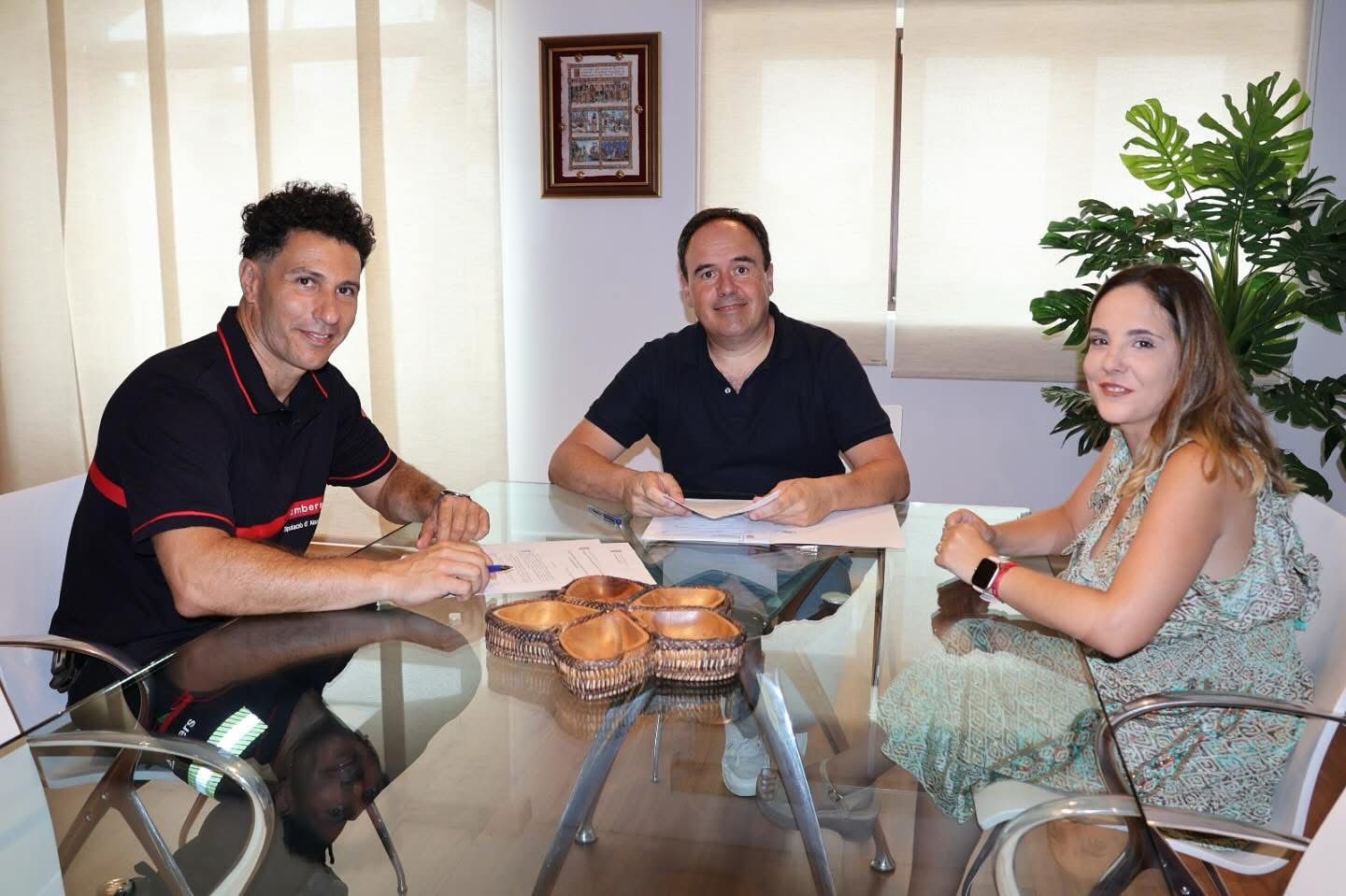 Finestrat y el Club de Bomberos de Benidorm cierran su primer acuerdo de colaboración Finestrat y el Club de Bomberos de Benidorm cierran su primer acuerdo de colaboración