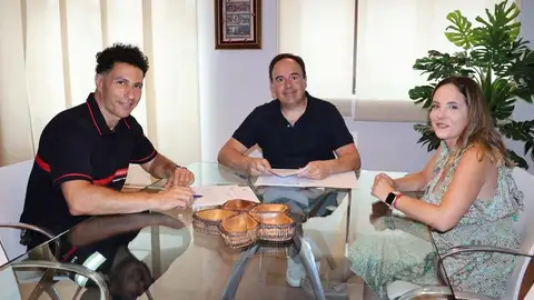 Finestrat y el Club de Bomberos de Benidorm cierran su primer acuerdo de colaboración Finestrat y el Club de Bomberos de Benidorm cierran su primer acuerdo de colaboración