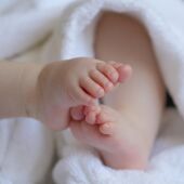 Imagen de archivo de los pies de un bebé.