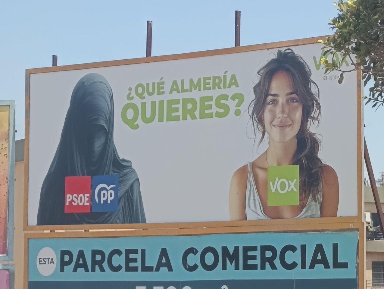 Cubiertas con lonas en El Ejido (Almería) dos vallas sobre inmigración de Vox, que acusa al PP de "censura" Cubiertas con lonas en El Ejido (Almería) dos vallas sobre inmigración de Vox, que acusa al PP de "censura"