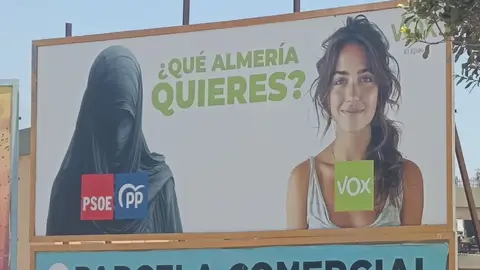 Cubiertas con lonas en El Ejido (Almería) dos vallas sobre inmigración de Vox, que acusa al PP de "censura" Cubiertas con lonas en El Ejido (Almería) dos vallas sobre inmigración de Vox, que acusa al PP de "censura"