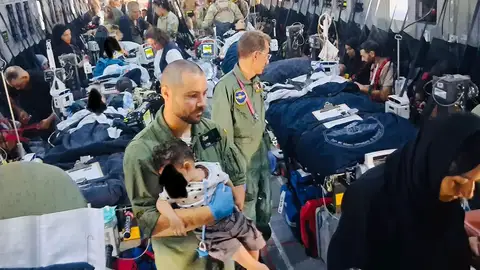 Los niños de Gaza, en el avión rumbo Zaragoza Los niños de Gaza, en el avión rumbo Zaragoza