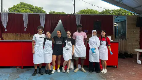 Estudiantes ceutíes trabajando en la caseta de la Feria 'Las Cañas' Estudiantes ceutíes trabajando en la caseta de la Feria 'Las Cañas'