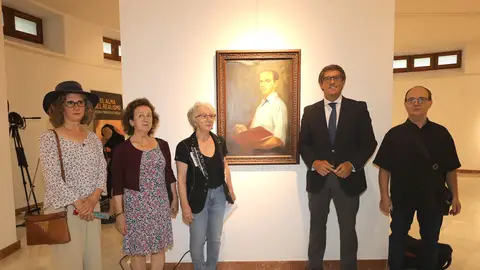 El diputado Juan de Dios Navarro con las hijas e hijo de Torres Cotarelo El diputado Juan de Dios Navarro con las hijas e hijo de Torres Cotarelo