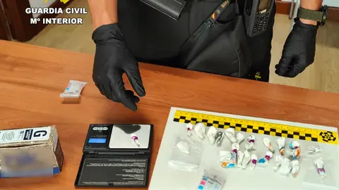 La Guardia Civil detiene en Comillas a un varón cuando pretendía vender cocaína a varios jóvenes La Guardia Civil detiene en Comillas a un varón cuando pretendía vender cocaína a varios jóvenes