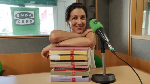 Carmen Quinteiro, profesora y escritora en los estudios de Onda Cero Pontevedra Más de Uno Pontevedra