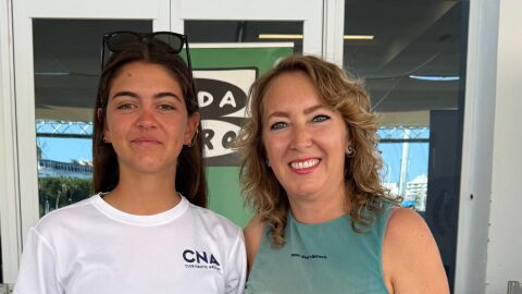 La regatista Neus Fern&aacute;ndez y Elka Dimitrova en el Real Club N&aacute;utico de Palma.