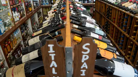 Fotografía de unas botellas de vino procedentes de España e Italia en una tienda de licores en Nueva York (Estados Unidos). Fotografía de unas botellas de vino procedentes de España e Italia en una tienda de licores en Nueva York (Estados Unidos).