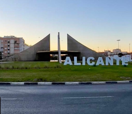 La glorieta de la fuente de Rabasa en Vía Parque limitada al tráfico en agosto La glorieta de la fuente de Rabasa en Vía Parque limitada al tráfico en agosto