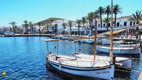 Varias embarcaciones en el puerto de Fornells (Menorca) Varias embarcaciones en el puerto de Fornells (Menorca)