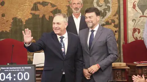 Francisco Alemáñ junto al alcalde, Luis Barcala, durante su toma de posesión este jueves Francisco Alemáñ junto al alcalde, Luis Barcala, durante su toma de posesión este jueves