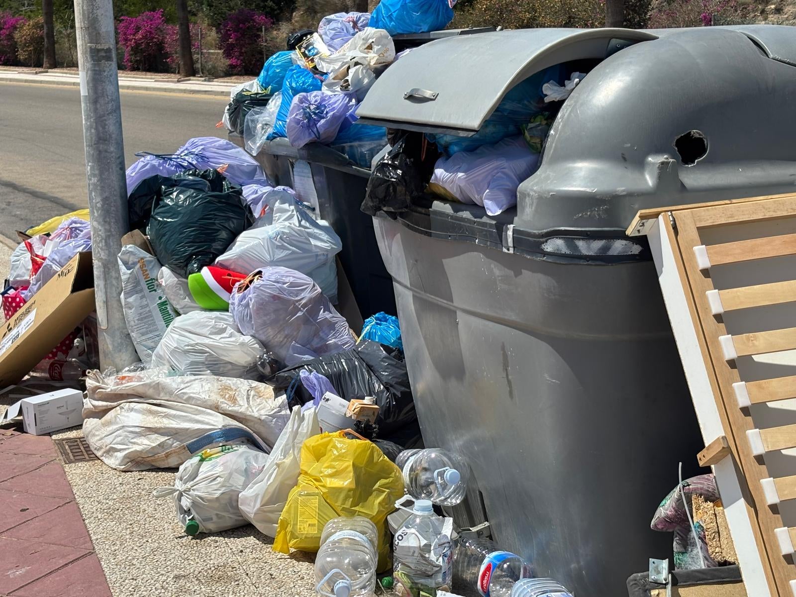 Vecinos de Orihuela costa califican de "insuficiente" la mejora en los servicios municipales durante este verano Vecinos de Orihuela costa califican de "insuficiente" la mejora en los servicios municipales durante este verano