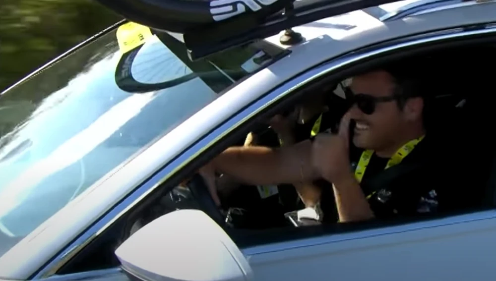 González-Tablas festeja desde el coche la primera etapa conquistada por su ciclista González-Tablas festeja desde el coche la primera etapa conquistada por su ciclista