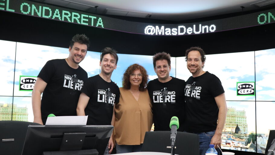 El grupo Melomans junto a Bego&ntilde;a G&oacute;mez, en M&aacute;s de uno.