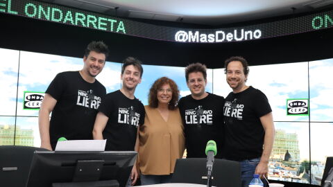 El grupo Melomans junto a Bego&ntilde;a G&oacute;mez, en M&aacute;s de uno.