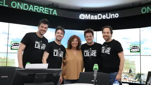 El grupo Melomans junto a Begoña Gómez, en Más de uno. El grupo Melomans junto a Begoña Gómez, en Más de uno.