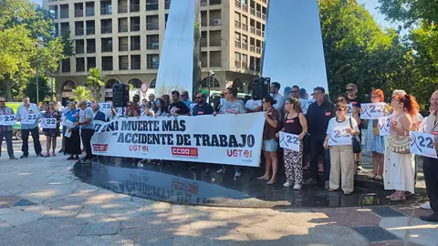 CCOO y UGT se concentran contra la falta de prevención de accidentes laborales CCOO y UGT se concentran contra la falta de prevención de accidentes laborales