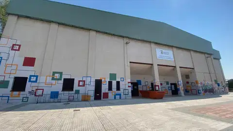 Entrada al Pabellón Municipal de Würzburg-Silvia Domínguez, con un contenedor de obra Entrada al Pabellón Municipal de Würzburg-Silvia Domínguez, con un contenedor de obra