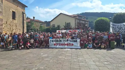 Centenares de personas marchan en Penagos contra el parque eólico Benavieja Centenares de personas marchan en Penagos contra el parque eólico Benavieja