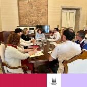 Padrón estudiará el modelo de Santiago para "garantizar la convivencia entre turismo y habitabilidad" en el municipio