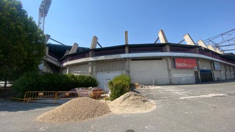 Montones de arena entre la Preferencia y el Fondo Norte del estadio Helm&aacute;ntico