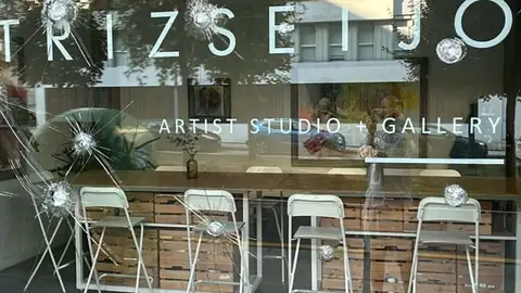 Un estudio de arte de Santiago presenta denuncia por destrozar su escaparate dos encapuchados de madrugada Un estudio de arte de Santiago presenta denuncia por destrozar su escaparate dos encapuchados de madrugada