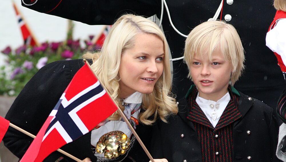  Marius Borg Høiby y su madre la princesa Mette-Marit