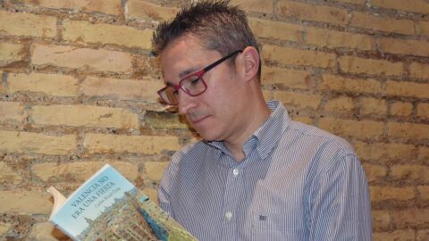 Carles Ricart con su novela