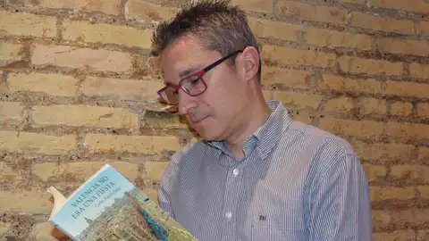 Carles Ricart con su novela Carles Ricart con su novela