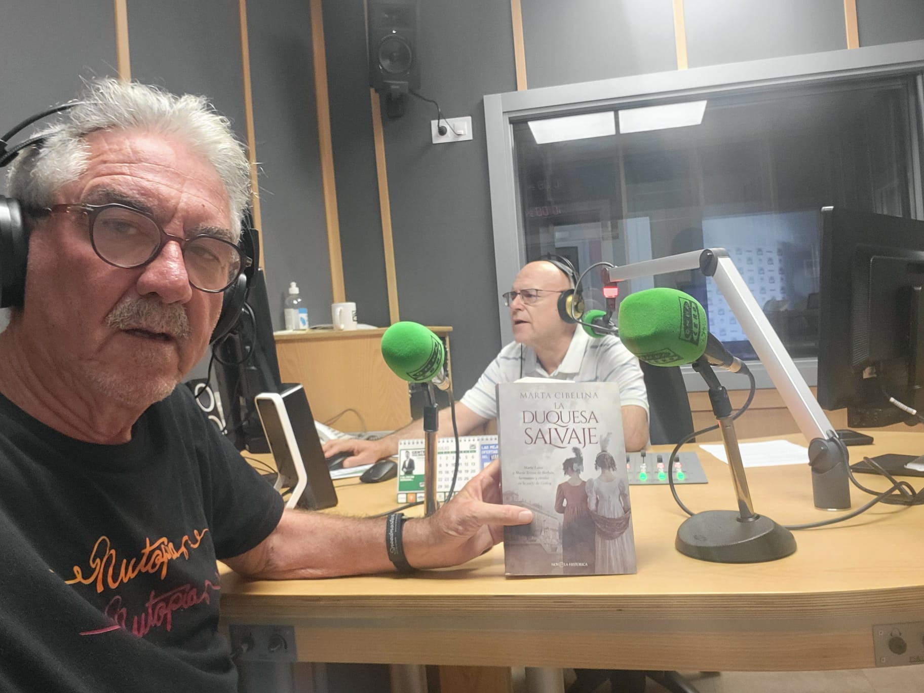Manuel Avilés habla con la escritora Marta Cibelina Manuel Avilés habla con la escritora Marta Cibelina