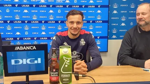 Denis Genreau, jugador del Deportivo de La Coruña El día de su presentación, junto a Carlos Seco, en Abegondo.