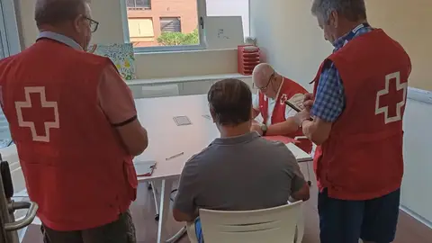 Atención de los voluntarios de Cruz Roja a personas vulnerables Atención de los voluntarios de Cruz Roja a personas vulnerables