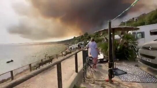 Las impactantes im&aacute;genes del incendio de Tarifa: desalojo de playas y establecimientos y caos en las carreteras