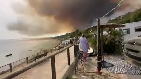 Las impactantes imágenes del incendio de Tarifa: desalojo de playas y establecimientos y caos en las carreteras Las impactantes imágenes del incendio de Tarifa: desalojo de playas y establecimientos y caos en las carreteras