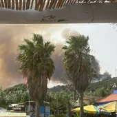 El incendio desde una zona cercana El incendio desde una zona cercana