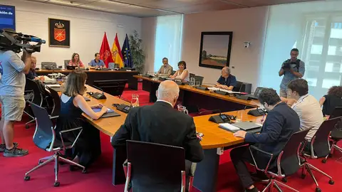 La comisión de investigación cita a Santos Cerdán, Koldo García y Antxon Alonso pero evita las comparecencias de Chivite y Ábalos La comisión de investigación cita a Santos Cerdán, Koldo García y Antxon Alonso pero evita las comparecencias de Chivite y Ábalos