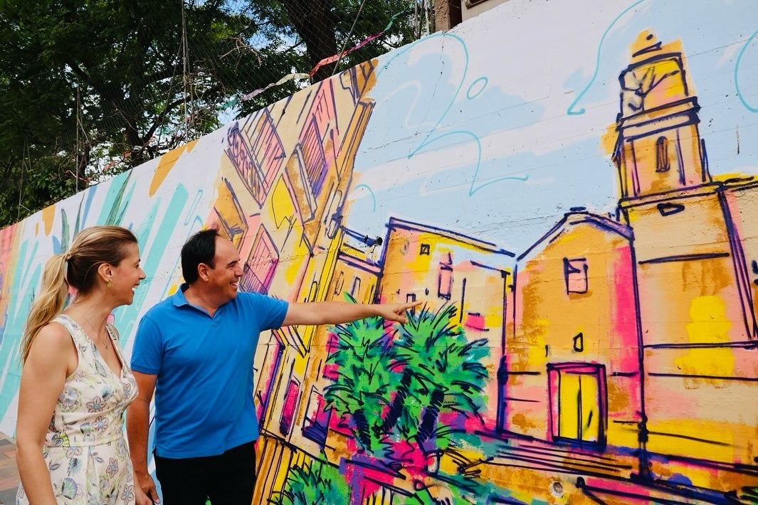 Una nueva pintura mural da la bienvenida a vecinos y visitantes en Finestrat Una nueva pintura mural da la bienvenida a vecinos y visitantes en Finestrat